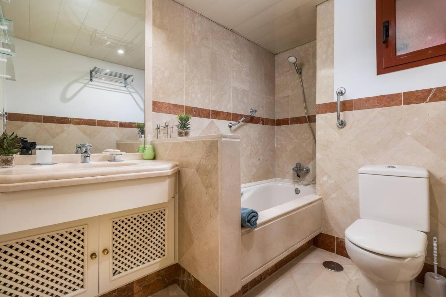 Beachfront, 3pools, King Bed, Free Gymparking * Marbella