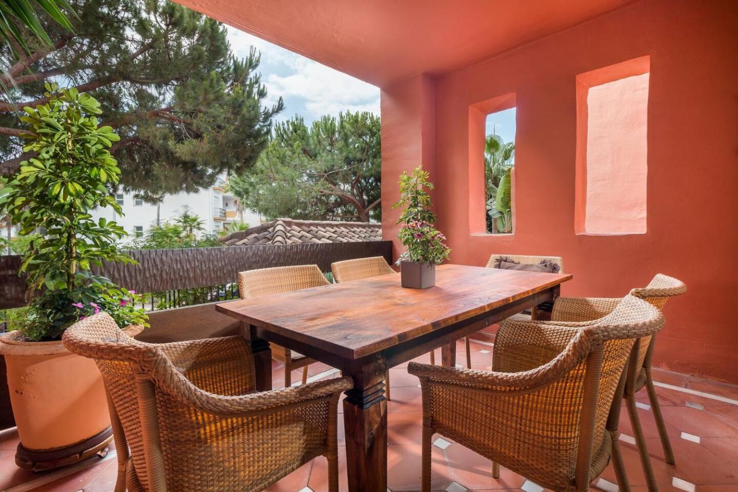 Beachfront, 3pools, King Bed, Free Gymparking Apartment