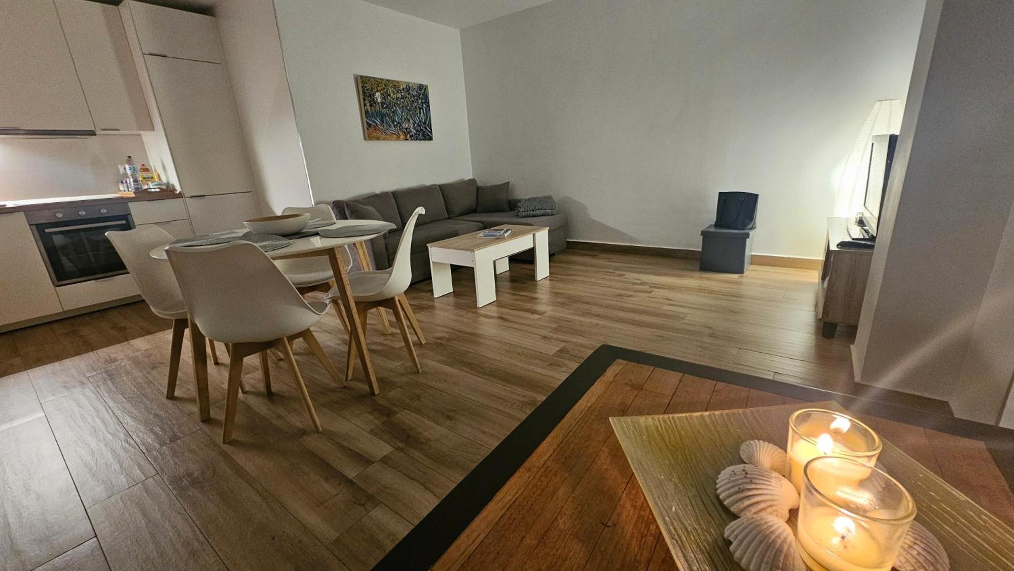 Stylish Old Town Apartment *