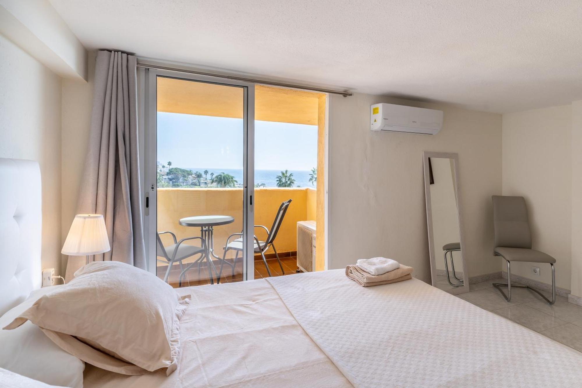 Apartment Beachfront Puerto Cabopino *
