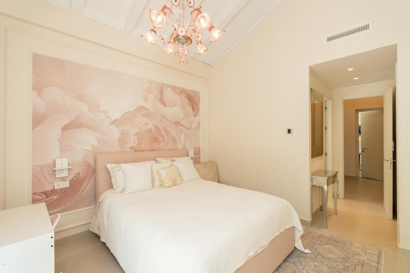 Stunning 6-bedroom In Guadalmina Baja Villa