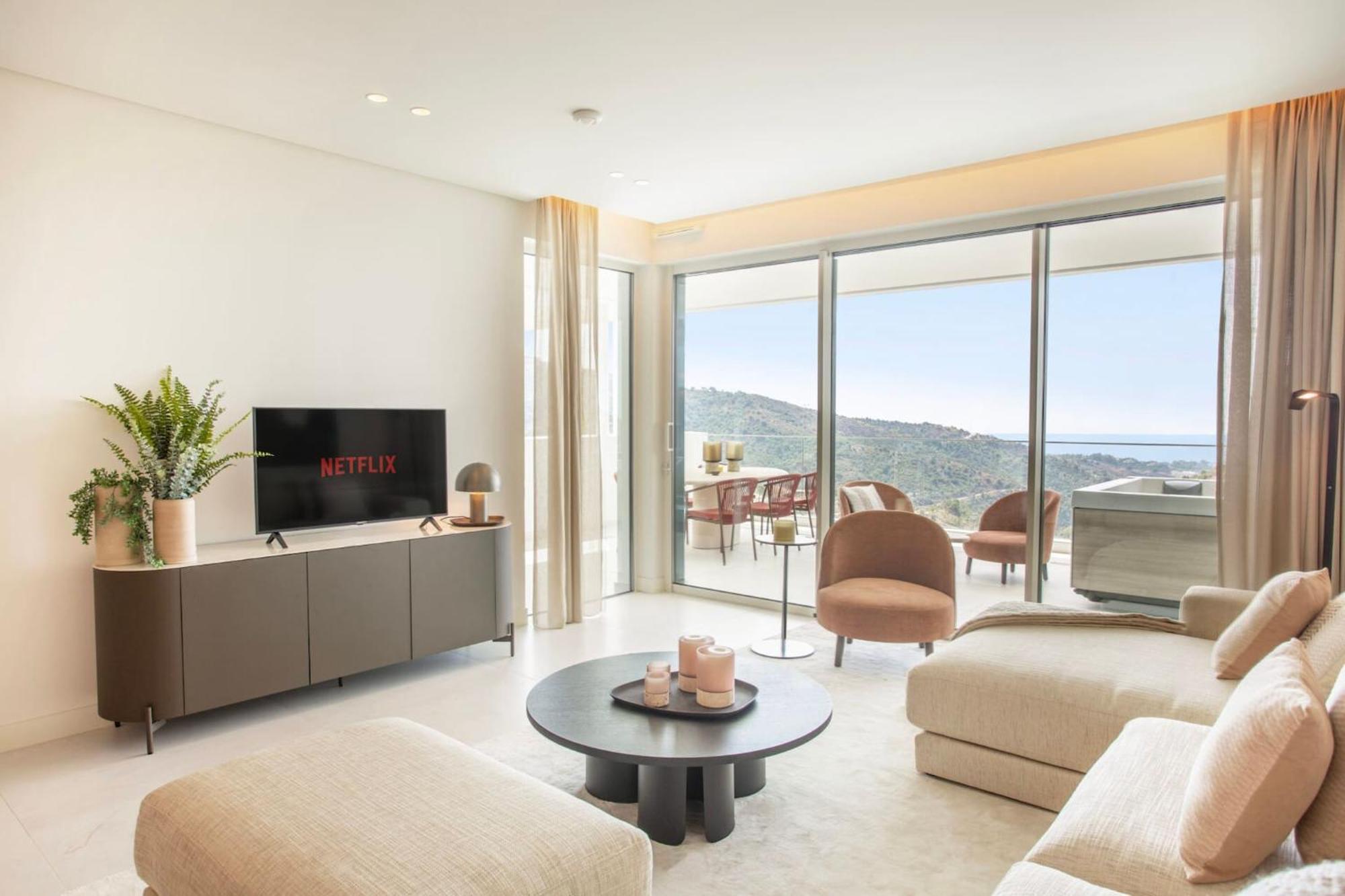 Luxury With Jacuzzi Apartment *