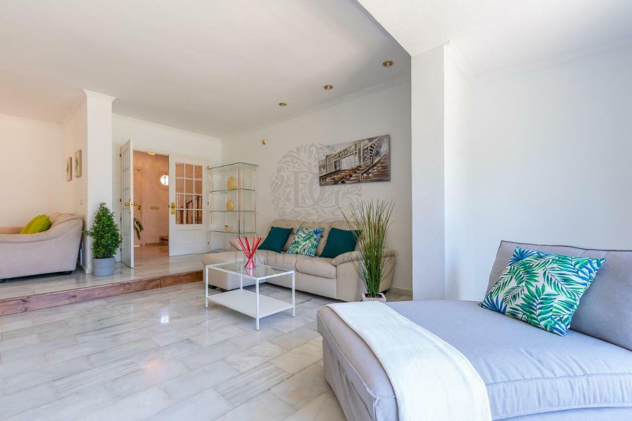 Center By Dahlia Group