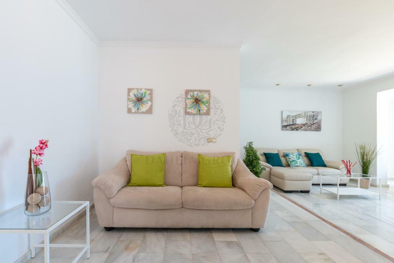 Center By Dahlia Group *