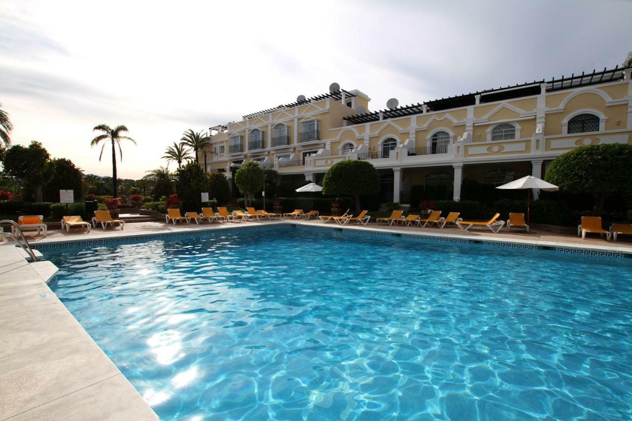 Spacious 2 Bed Duplex In Aloha Gardens Close To Puerto Banus *